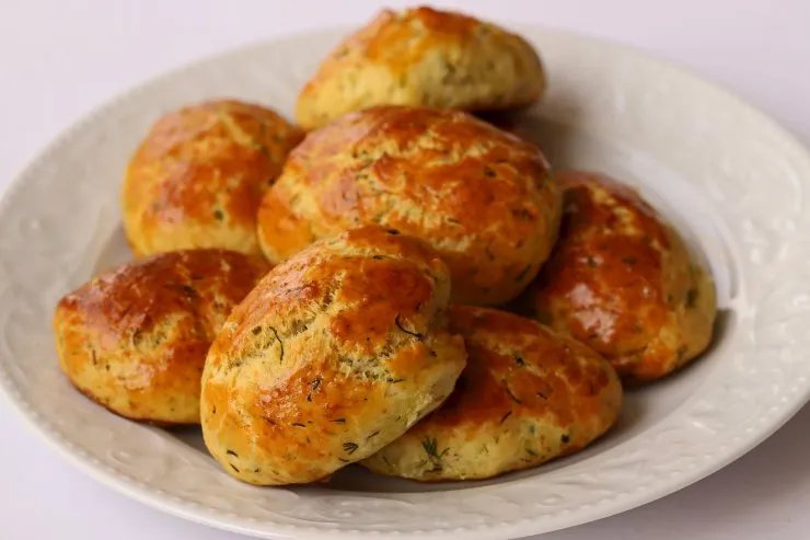 Соленое кабачковое печенье с сыром и базиликом