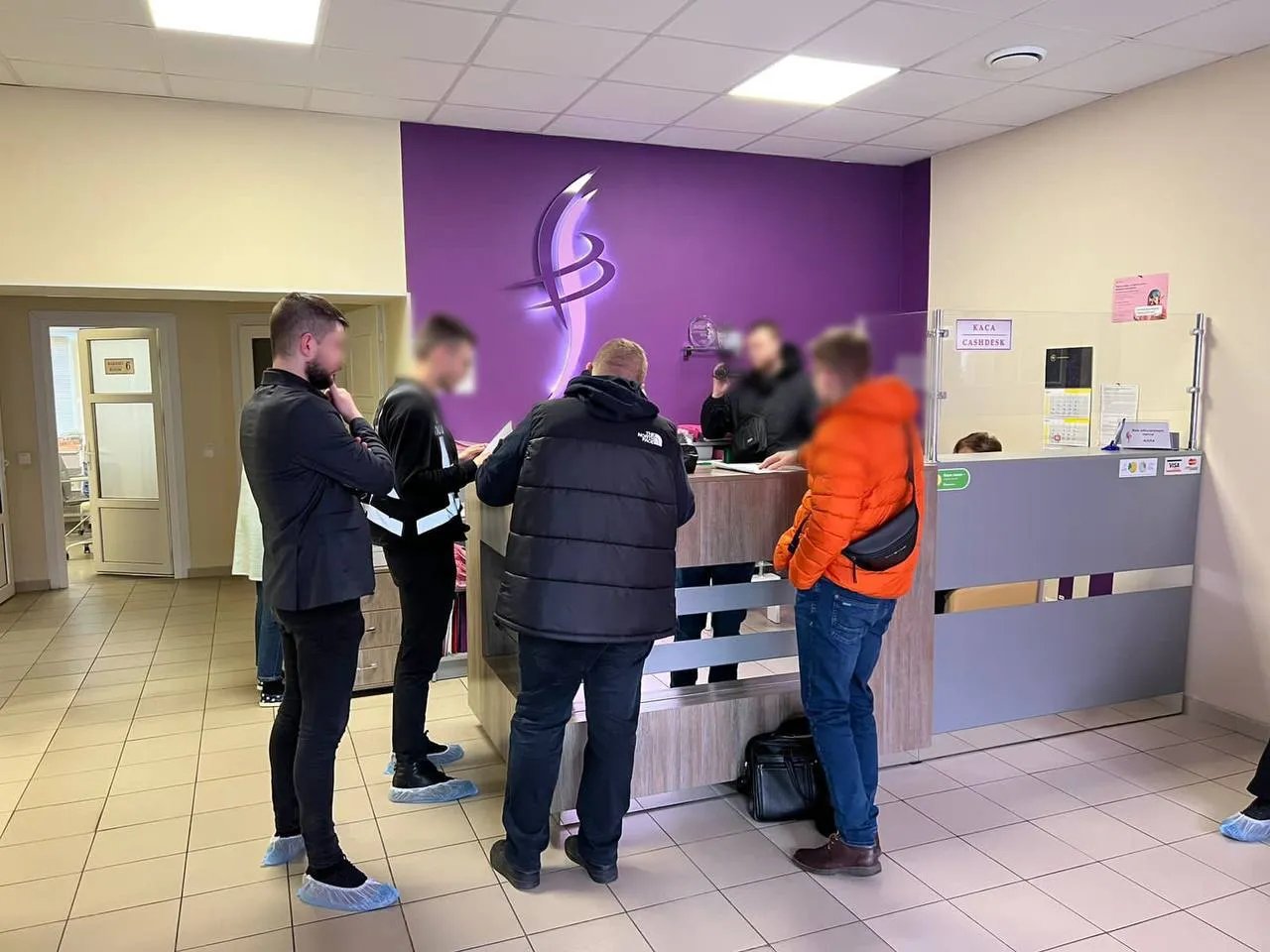 За адресами медзакладів у Києві та Харкові та за місцями мешкання фігурантів провели понад 40 обшуків