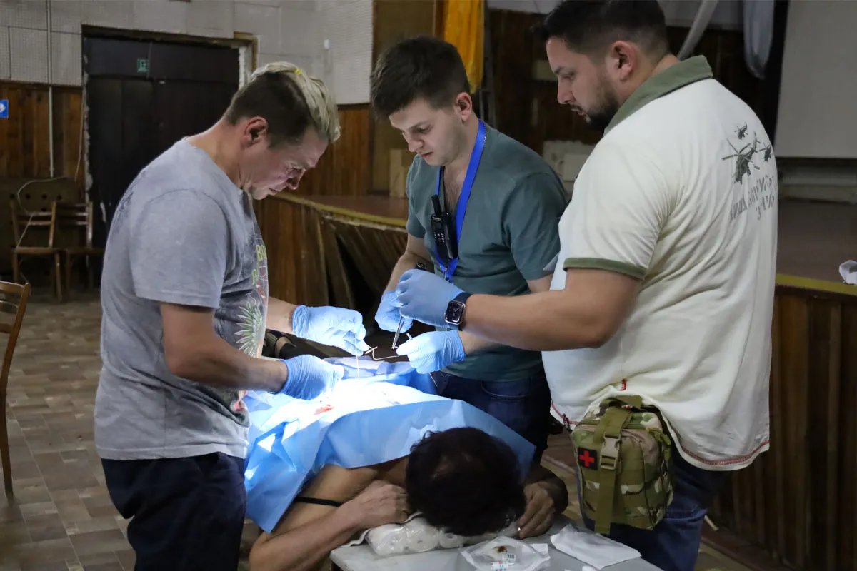 Сергій Бакшеєв оперує з колегами з Харкова в перші дні звільнення Харківської області. 2022 рік