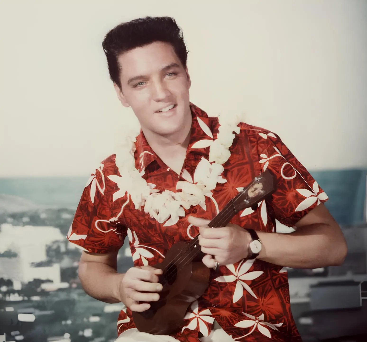 У 1961 році Елвіс Преслі знявся у такій сорочці для свого альбому Blue Hawaii