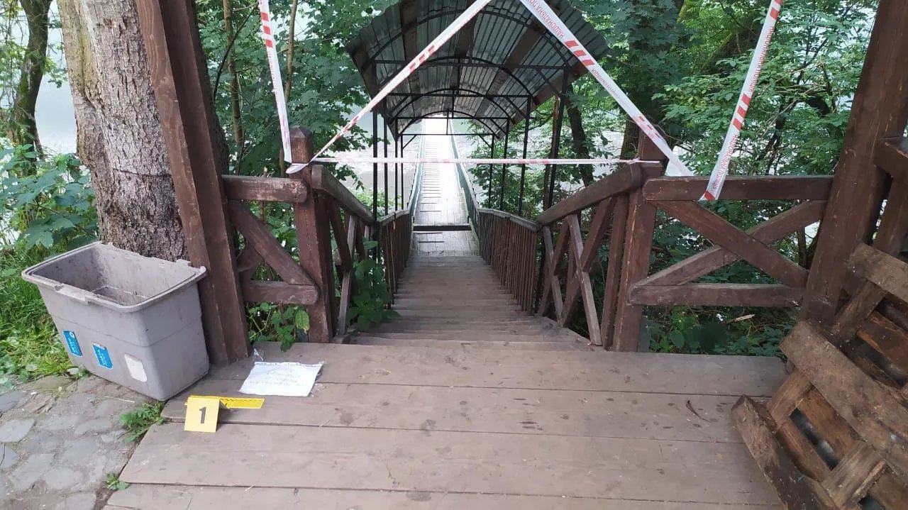 Міст огородили