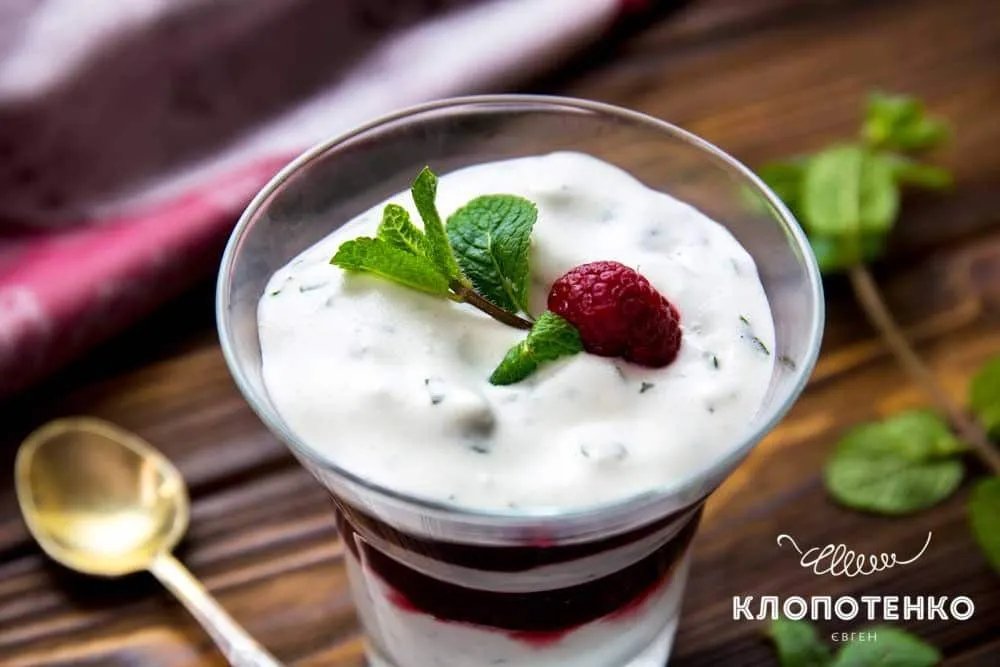 Вершковий мус з малиновим кюлі Вершковий мус з малиновим кюлі