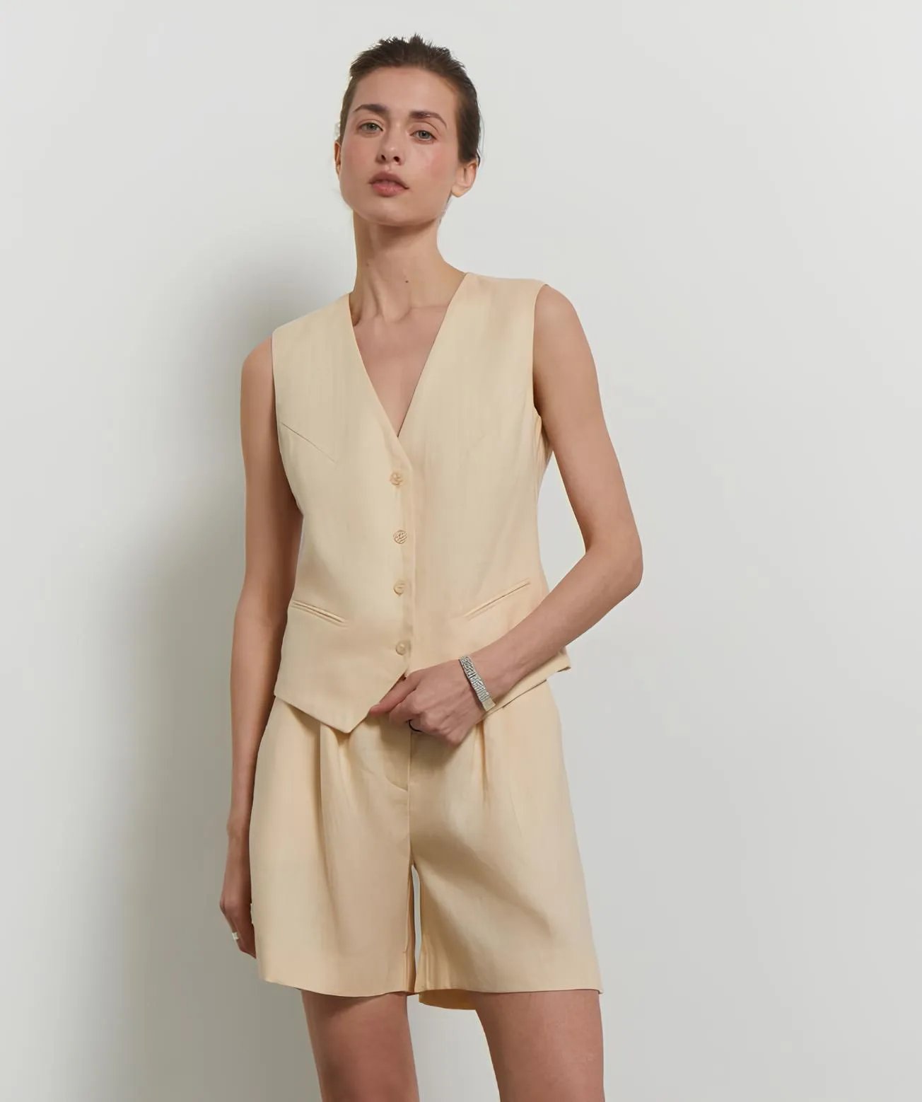 Пісочно-бежеві відтінки додають елегантності у будь-яку погоду