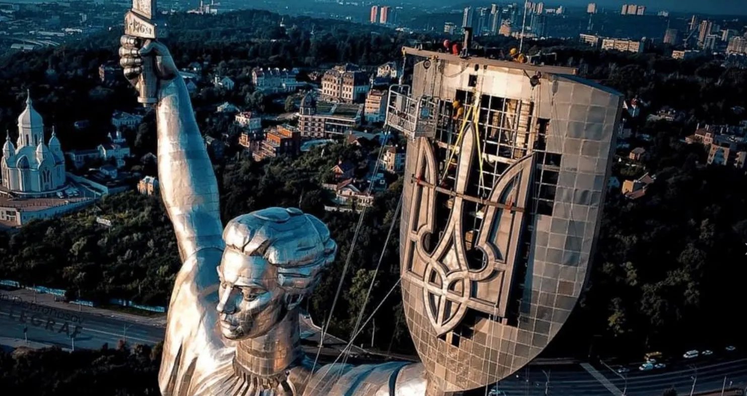 Декомунізований монумент