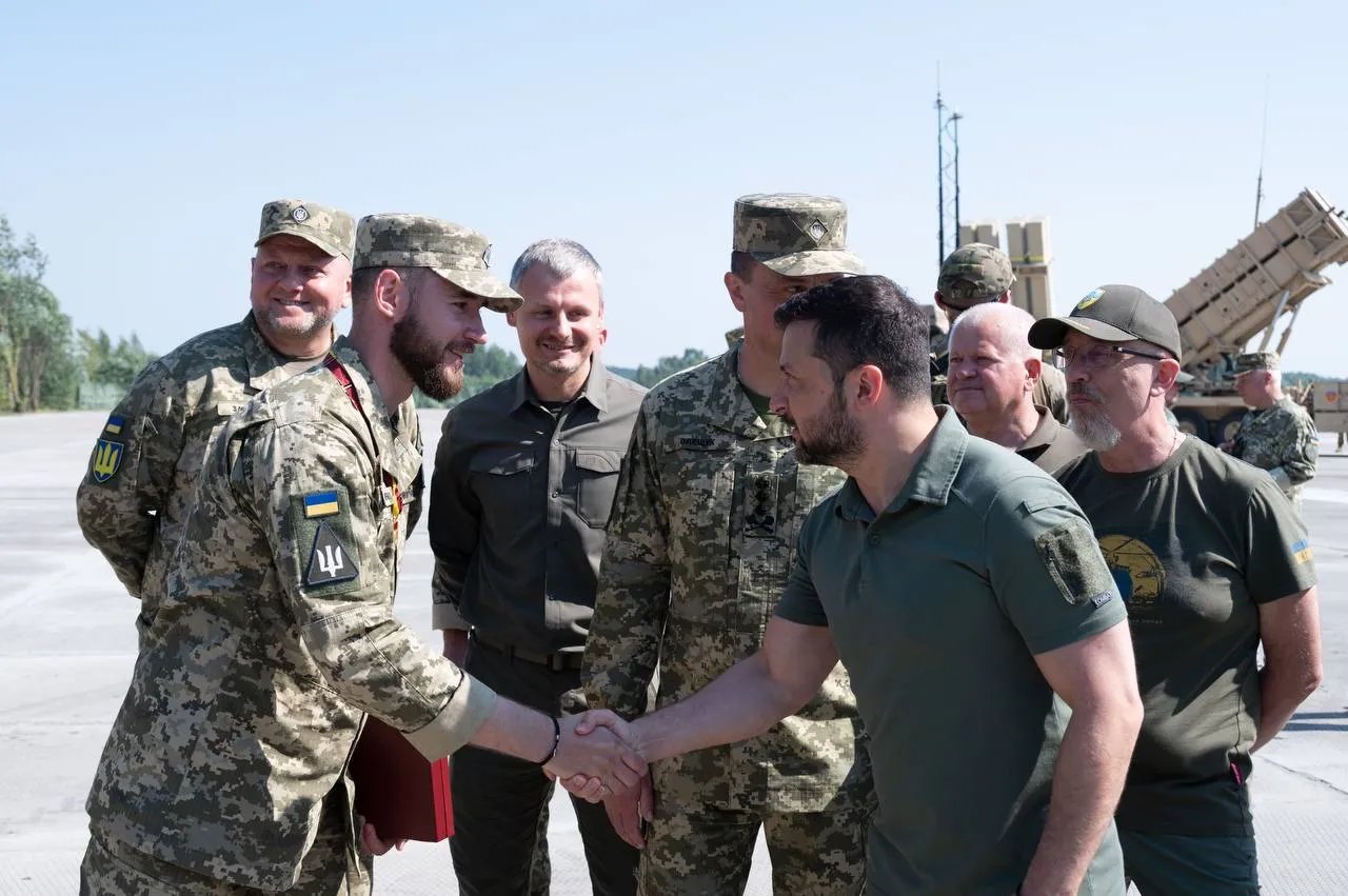 Зеленський вітається з військовими