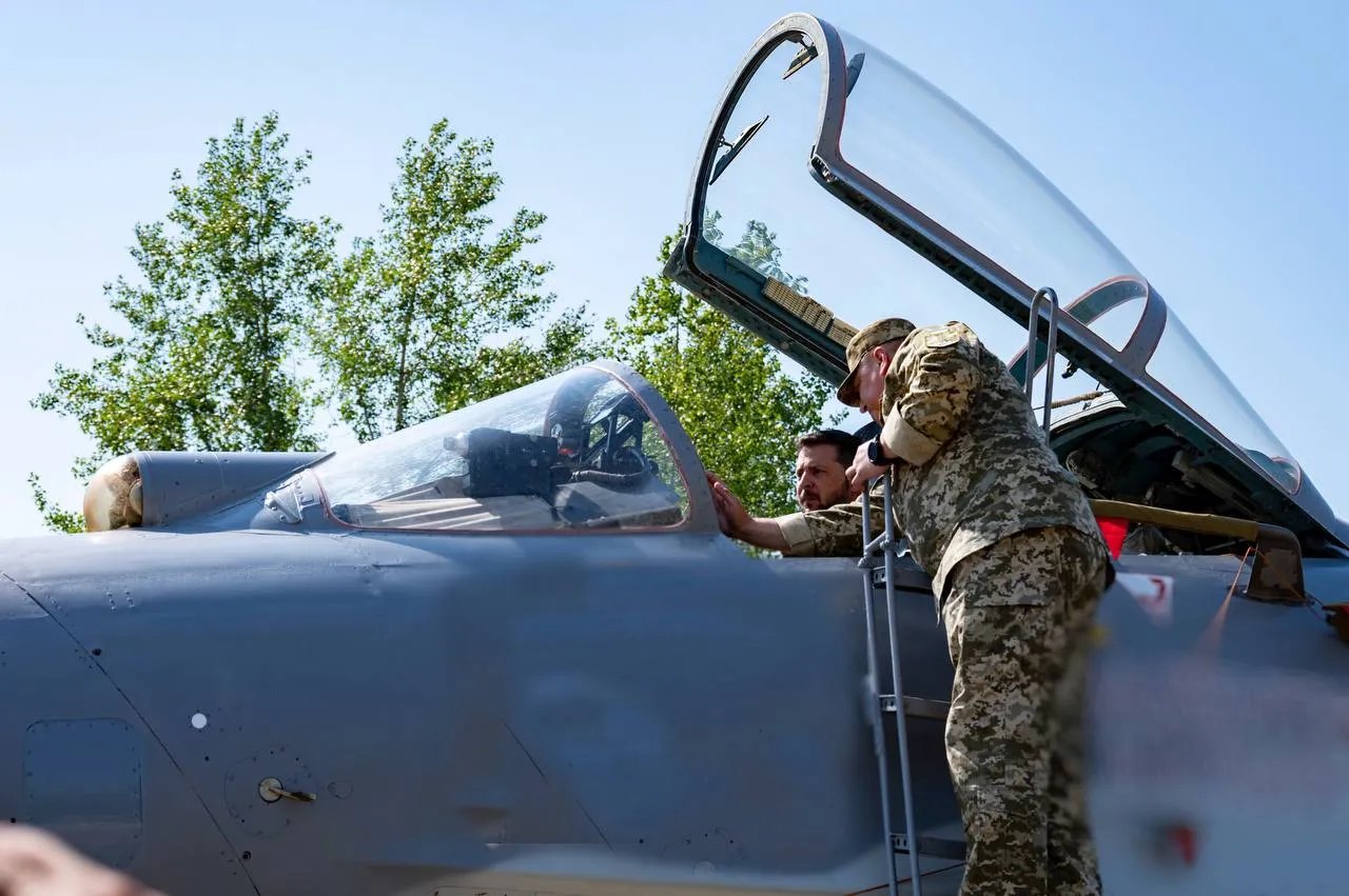 Зеленський спробував себе у ролі пілота
