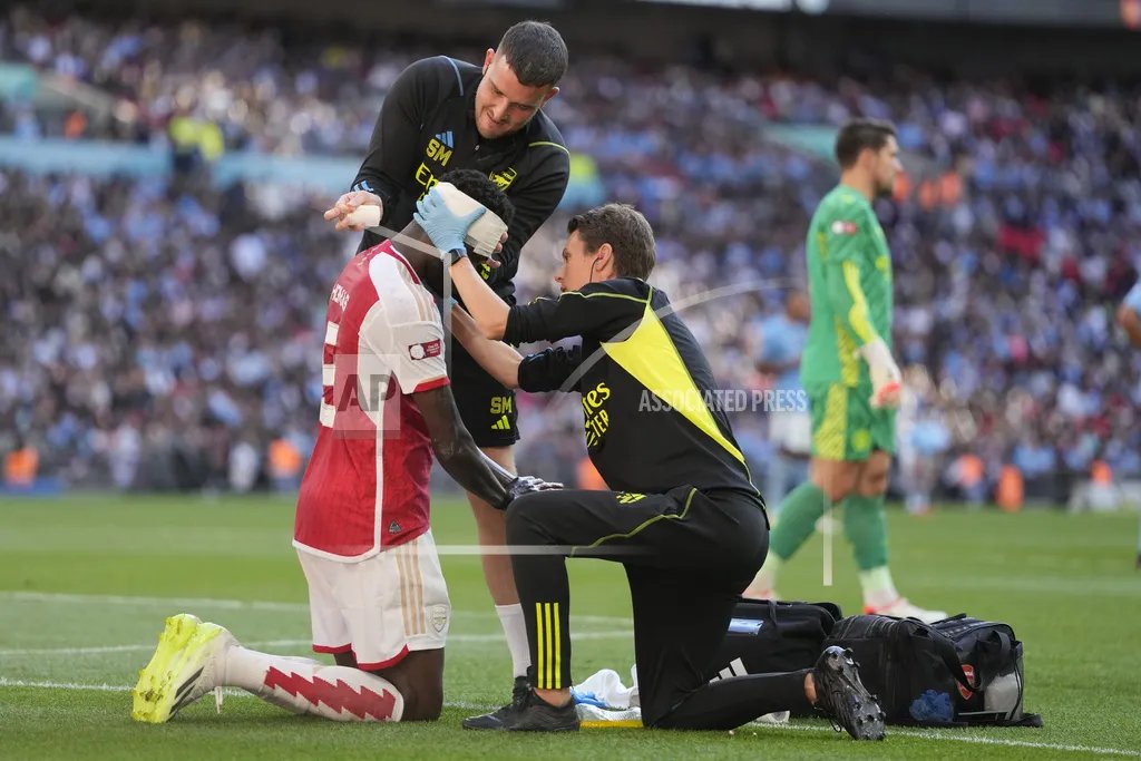 Во время игры Томасу Парти понадобилась помощь медиков