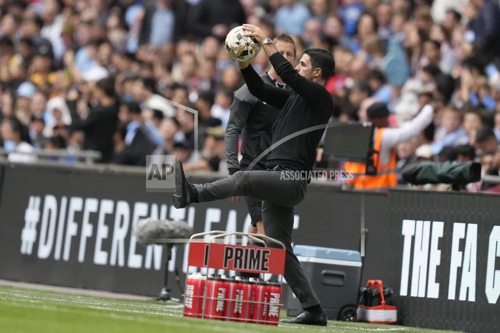 Микель Артета получил желтую карточку в начале матча