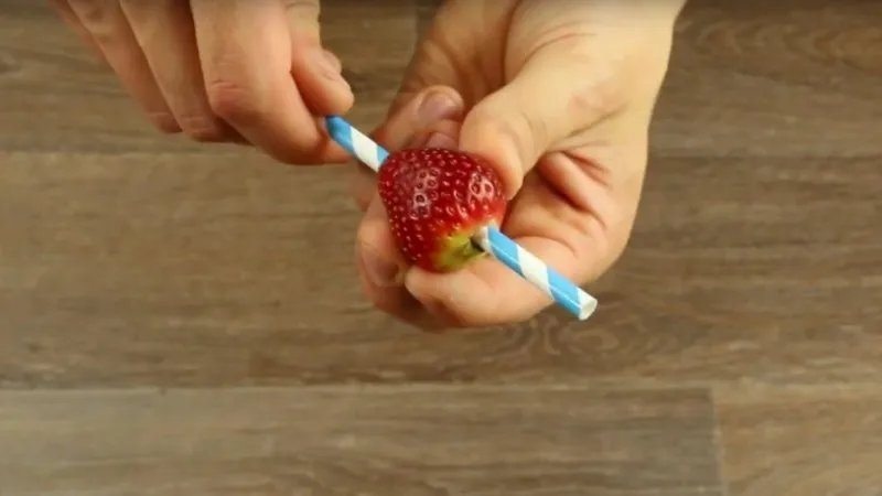 Клубнику чистим трубочкой для коктейлей