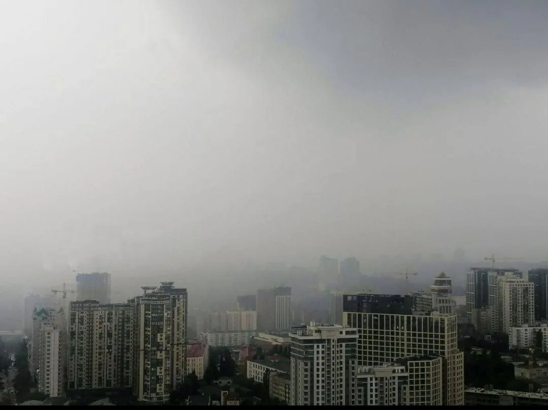 О ливне с градом в некоторых районах столицы сообщает и Telegram-паблик "ПВО Украины"