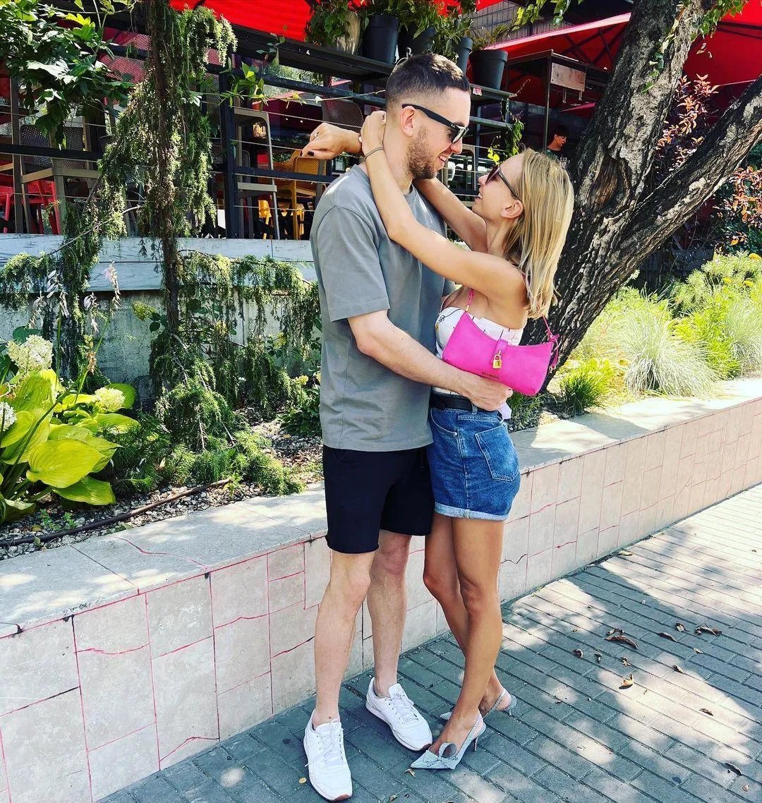 Ирина с женихом на днях прогуливали по Киеву.