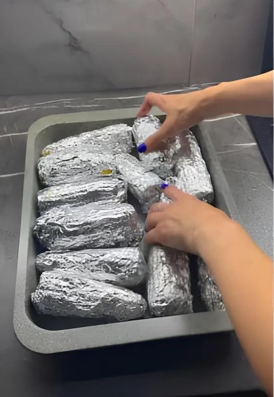 Кукурудза у фользі випікається на жаровні