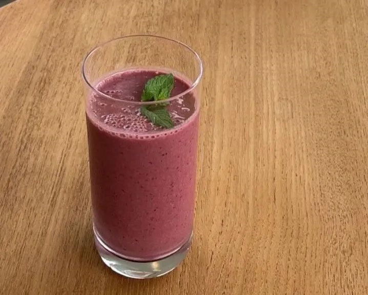 Смузи из вишен, банана и йогурта от Кайли Дженнер