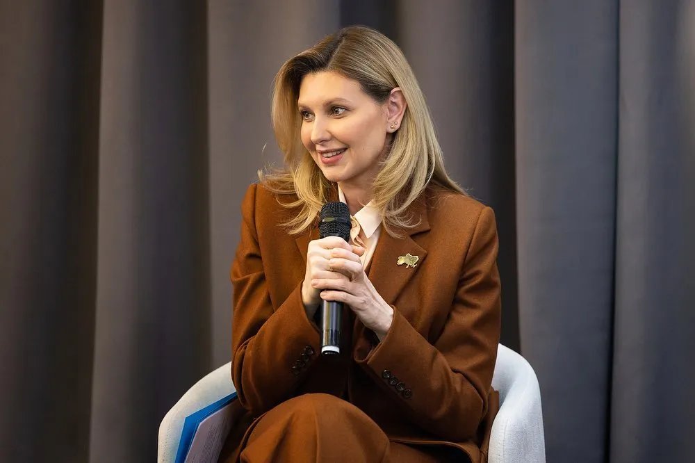 Промовиста деталь - сяючий камінець на місці Донецька