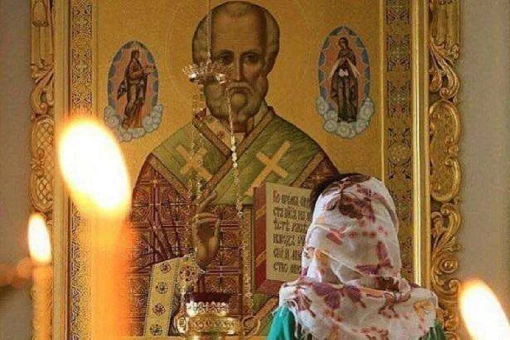 У цей день прийнято відвідувати церкву, де проходять урочисті молебні на знак вшанування пам’яті Святого Миколая