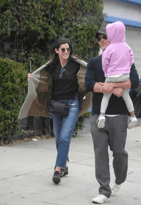 Сандра Буллок та Браян Рендалл з її дитиною на руках