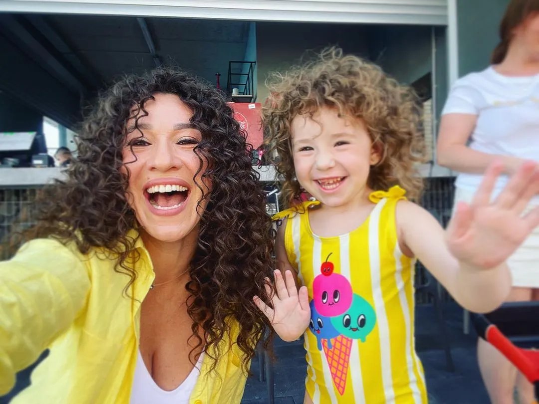 Наталья Карпа с дочкой Златой.