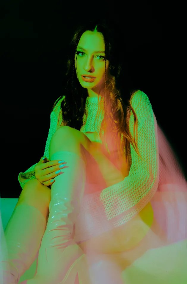 Поп-фольк співачка Zelenooka