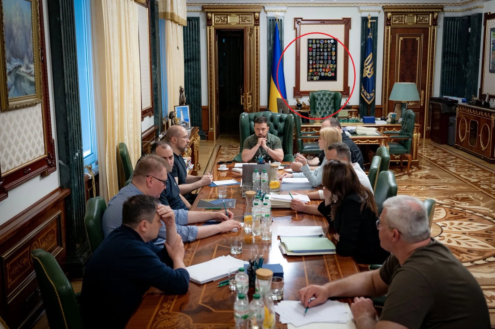 Вони поруч - півник та шеврони - ніби промовиста теза: вистояв він, зможемо і ми!