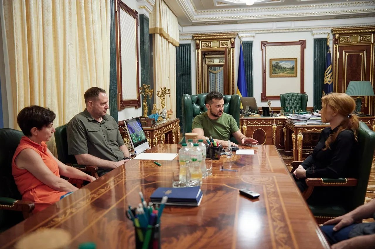 Золоті свічники зліва від президента, як ви вже зрозуміли, замінили