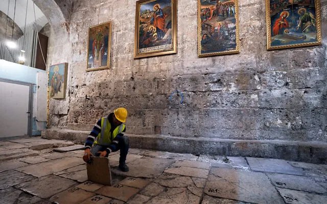 Реставрационные работы пола храма Гроба Господня, где, как полагают, Иисус был распят, погребен и воскрес из мертвых
