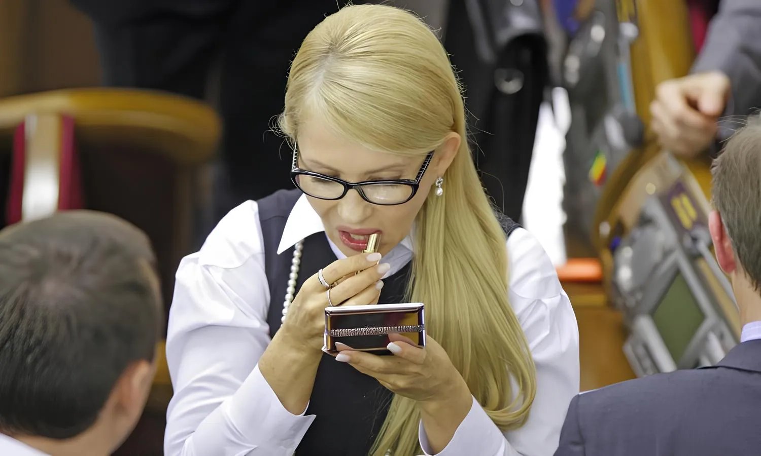 Вся в жемчуге и кольцах, Тимошенко заботится о красоте не меньше, чем о собственном политическом статусе