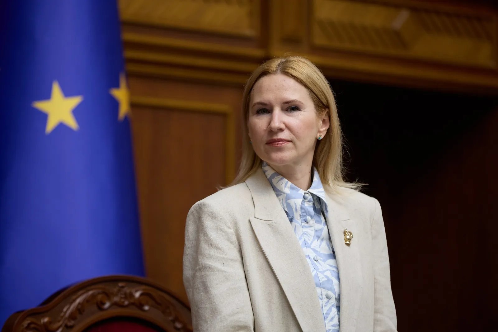 К аутфиту вице-спикер выбрала серьги из желтого металла и голубого камня. Фото - Facebook Елены Кондратюк