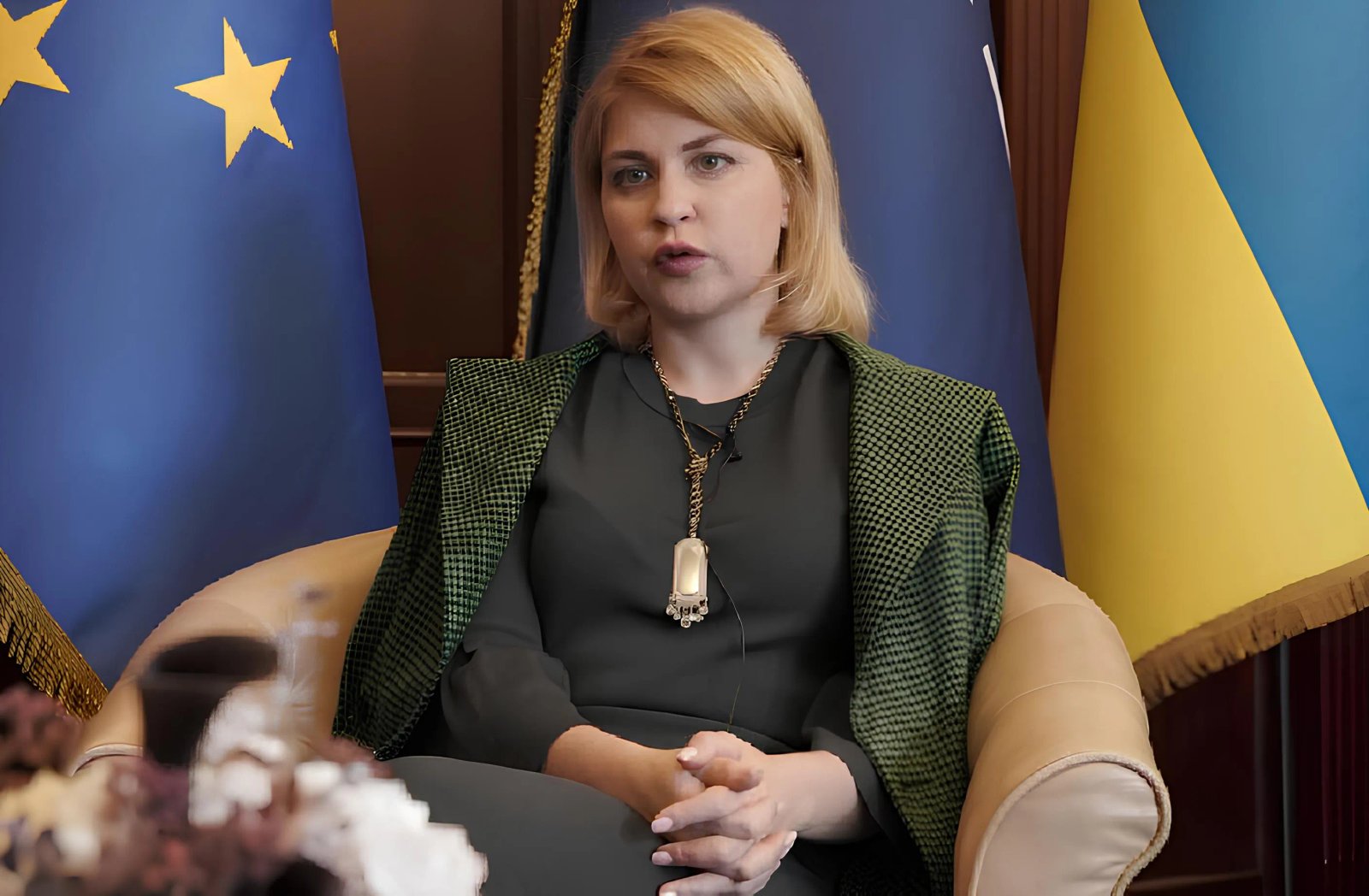 Похоже, юристка предпочитает золото