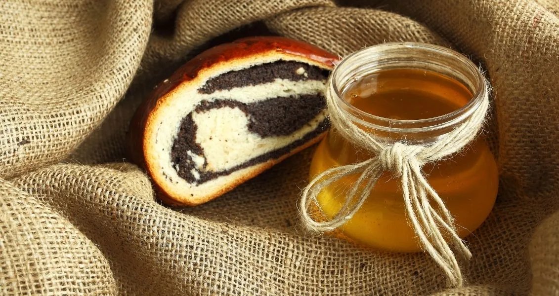 В цей час збирають мак, звідки й народна назва, Маковея