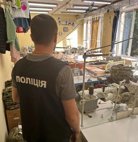 Фабрика изготовляла некачественную форму для ВСУ. Фото: Нацполиция