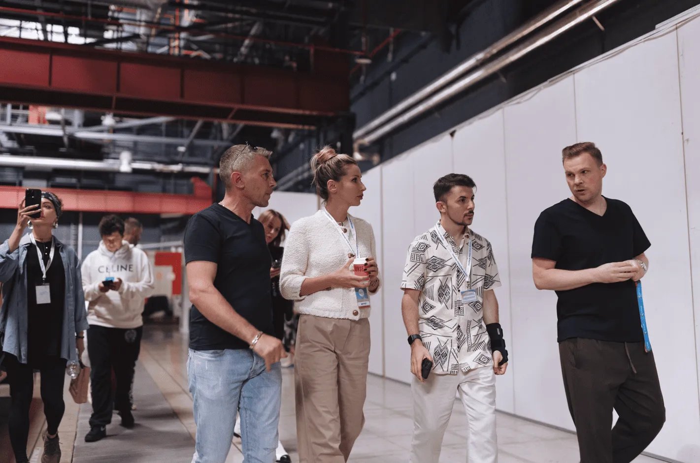 Співачка Світлана Лобода завітала до Центру гуманітарної допомоги у Варшаві