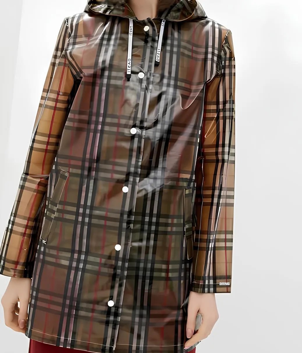 Носить дождевик можно сложенным в сумочке, на случай резкого изменения погоды