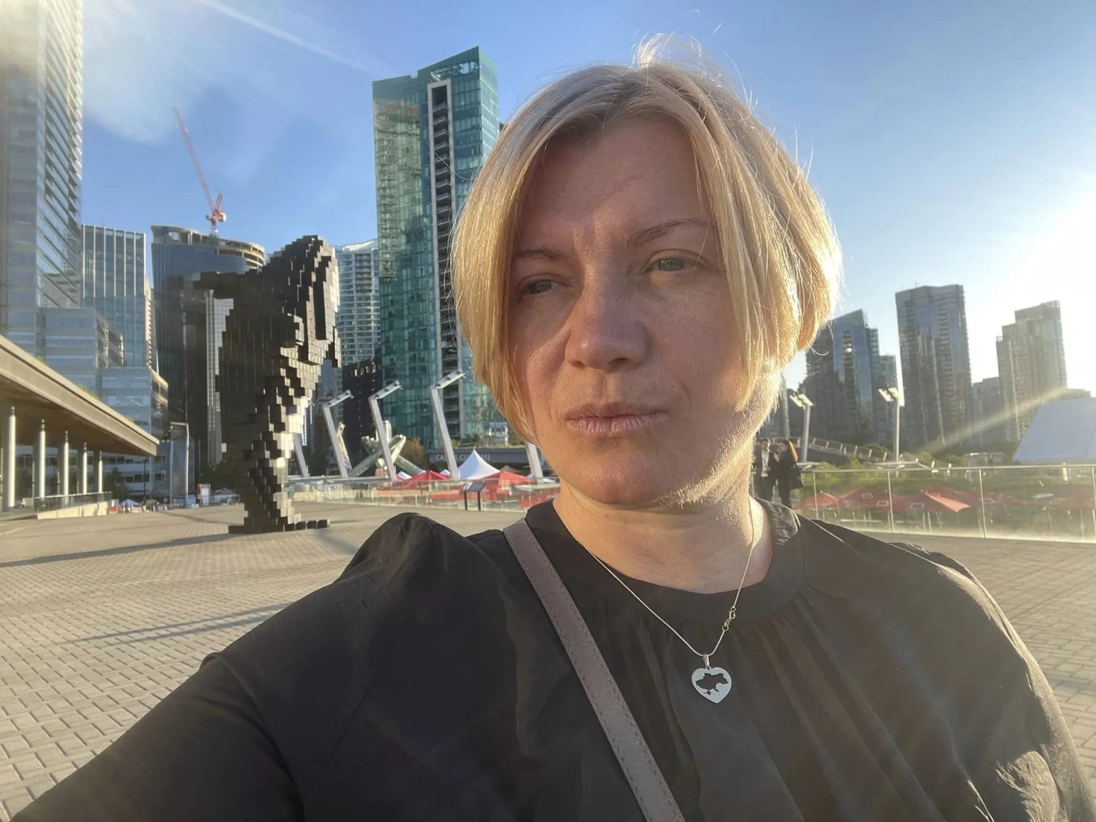 Ирина Геращенко масто одевает это украшение - карту Украины, расположенную в центре сердца.