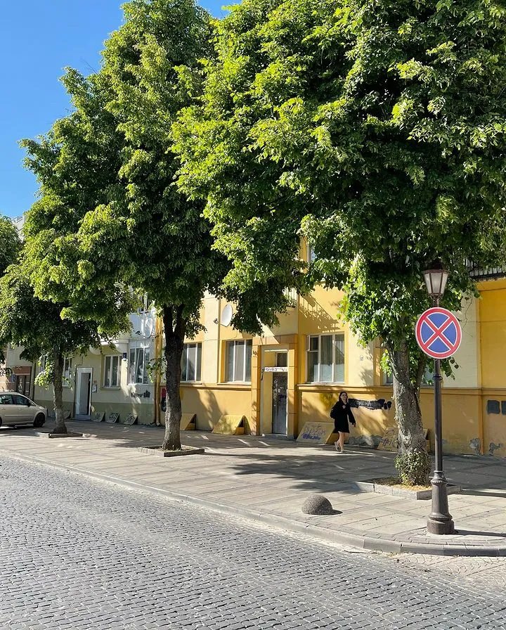 Сіренька машина явно порушує ПДД