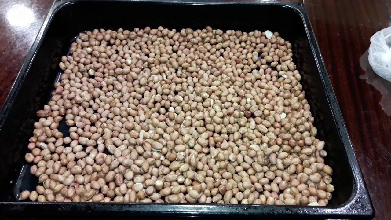 Очистити від лушпиння арахіс допоможе духовка