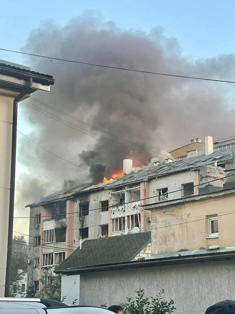 Ракетный удар по Львову: обломки попали в жилые дома и гипермаркет,  разрушенный детсад, ранены. Фото