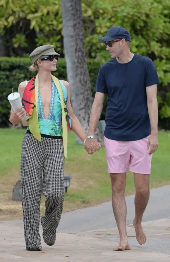 Пэрис Гилтон с мужем на Гавайях