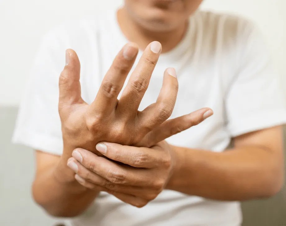 Один из симптомов болезни Паркинсона