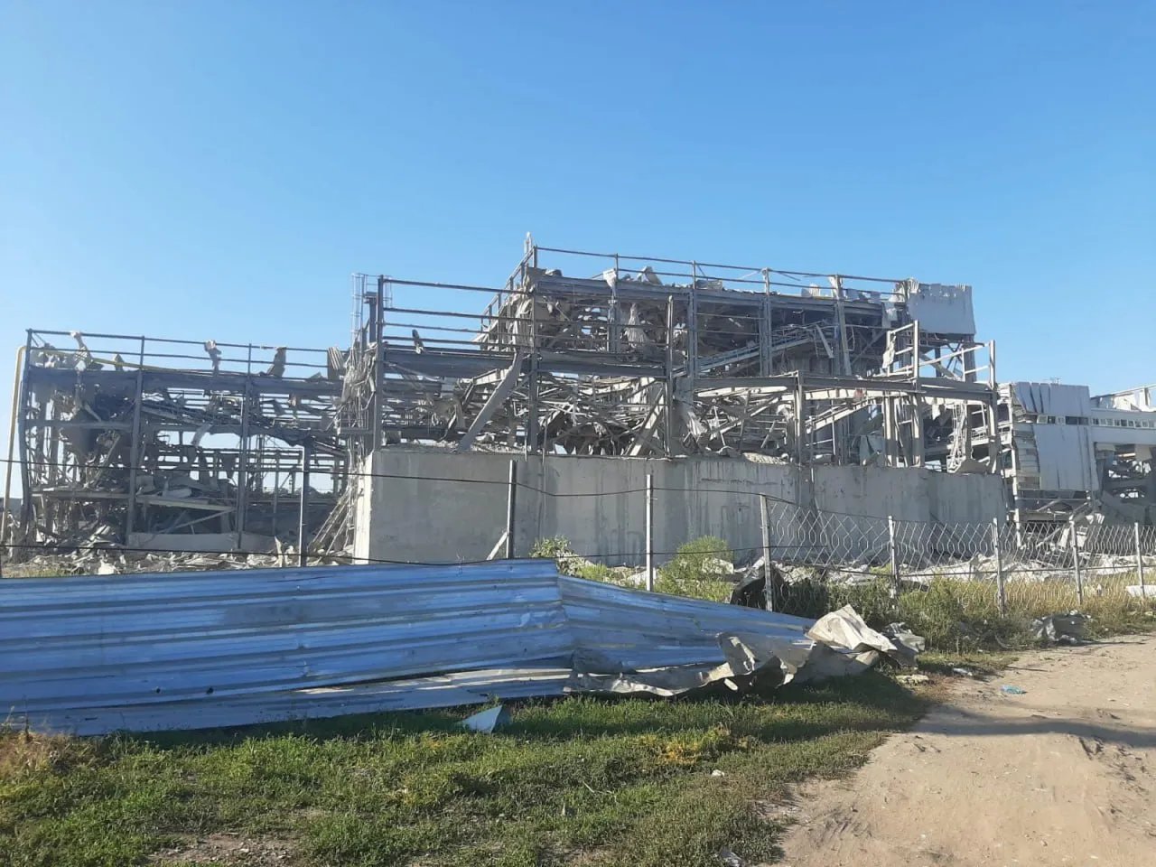 Зруйновані конструкції заводу "Зевс кераміка" Зруйновані конструкції заводу "Зевс кераміка"