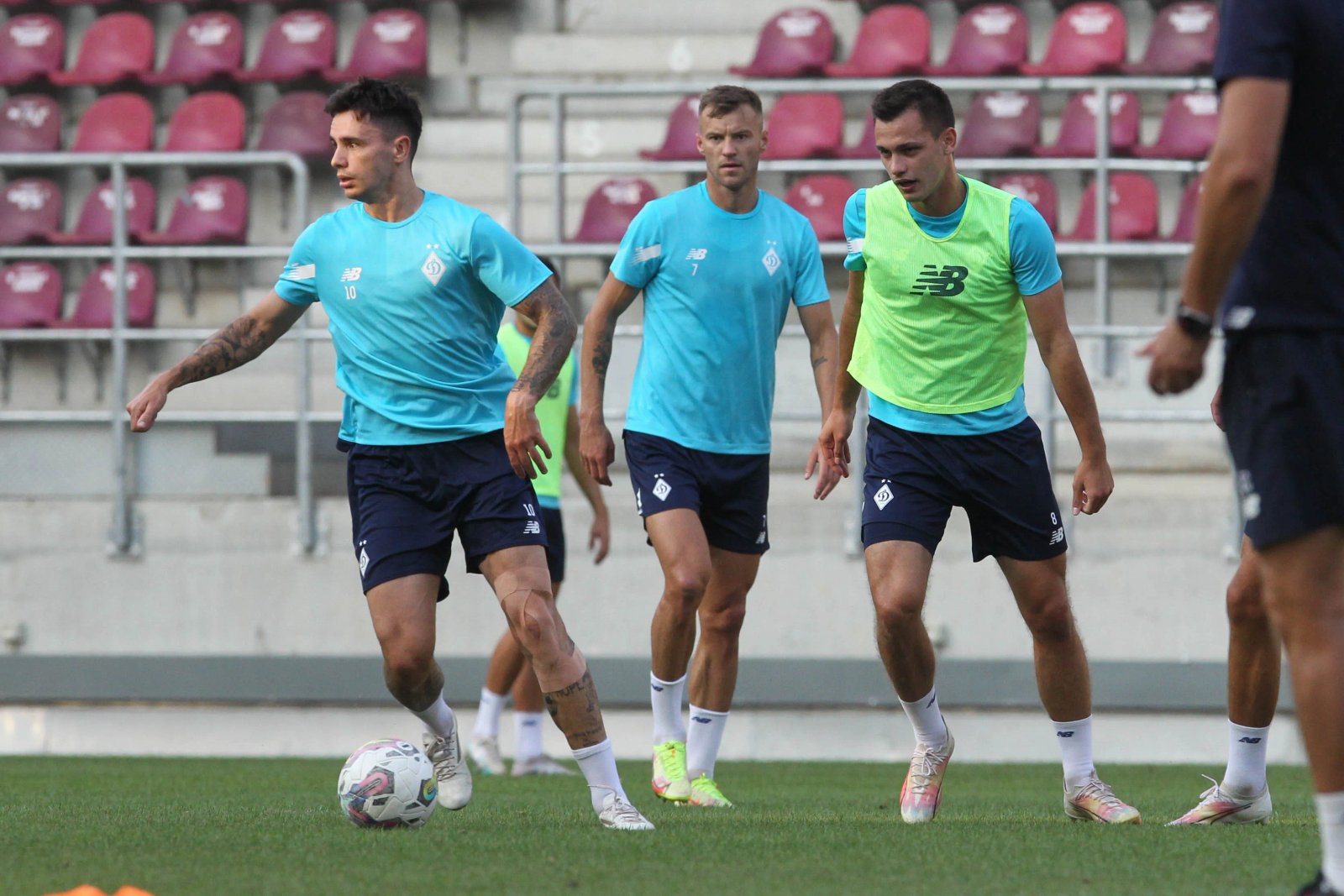 Упражнения с мячом (Фото: ФК Динамо)