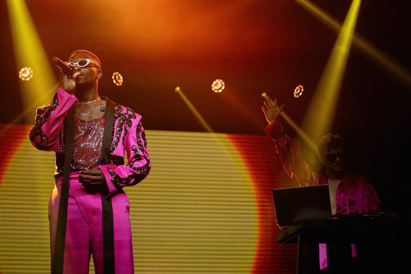 А еще одевали концертные костюмы розового цвета под Barbi.