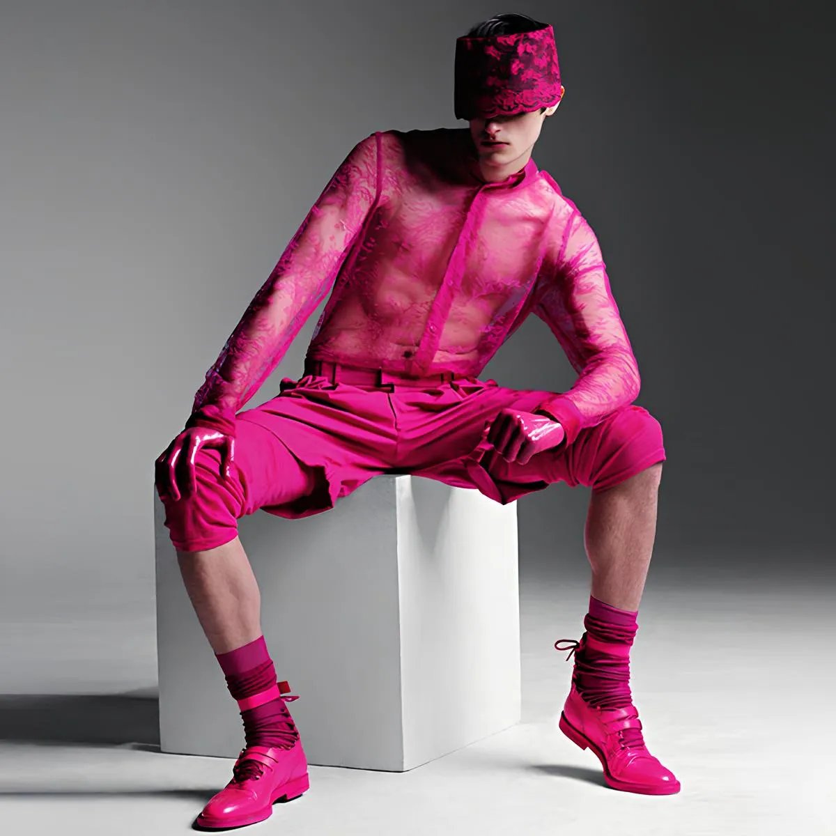 Модный показ Valentino и тотальный розовый на парне-модели.