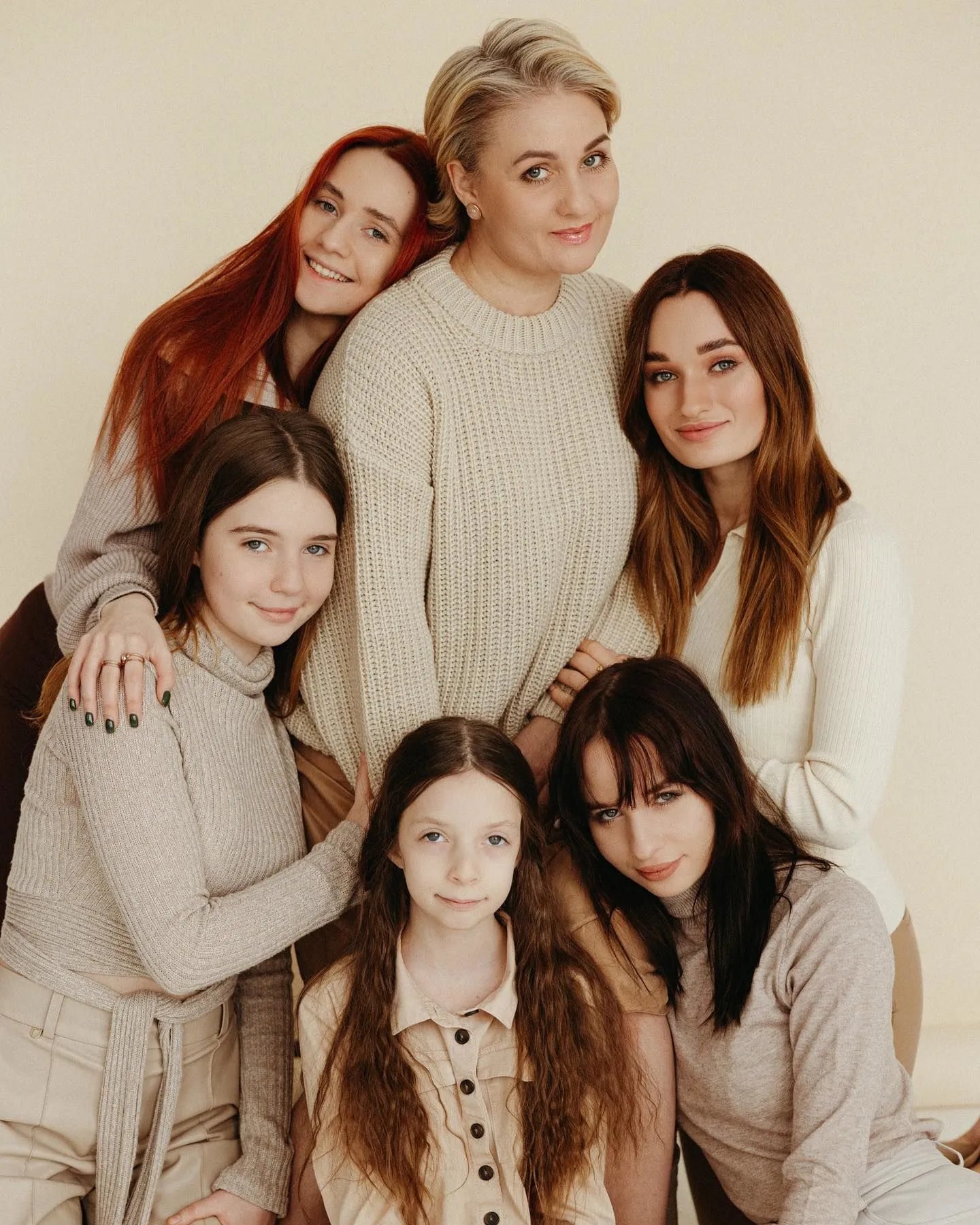 Діана Глостер з мамою та сестрами.