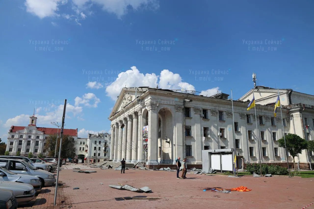 Росіяни вдарили ракетою по центрі Чернігова. Фото: Украина сейчас