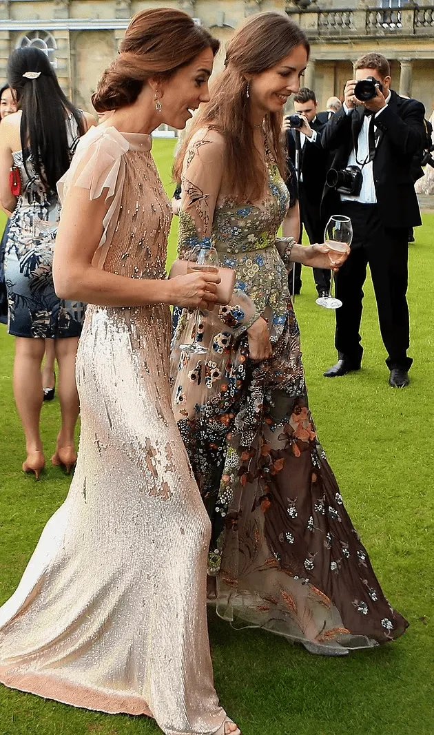 Кейт і Роуз сім років тому