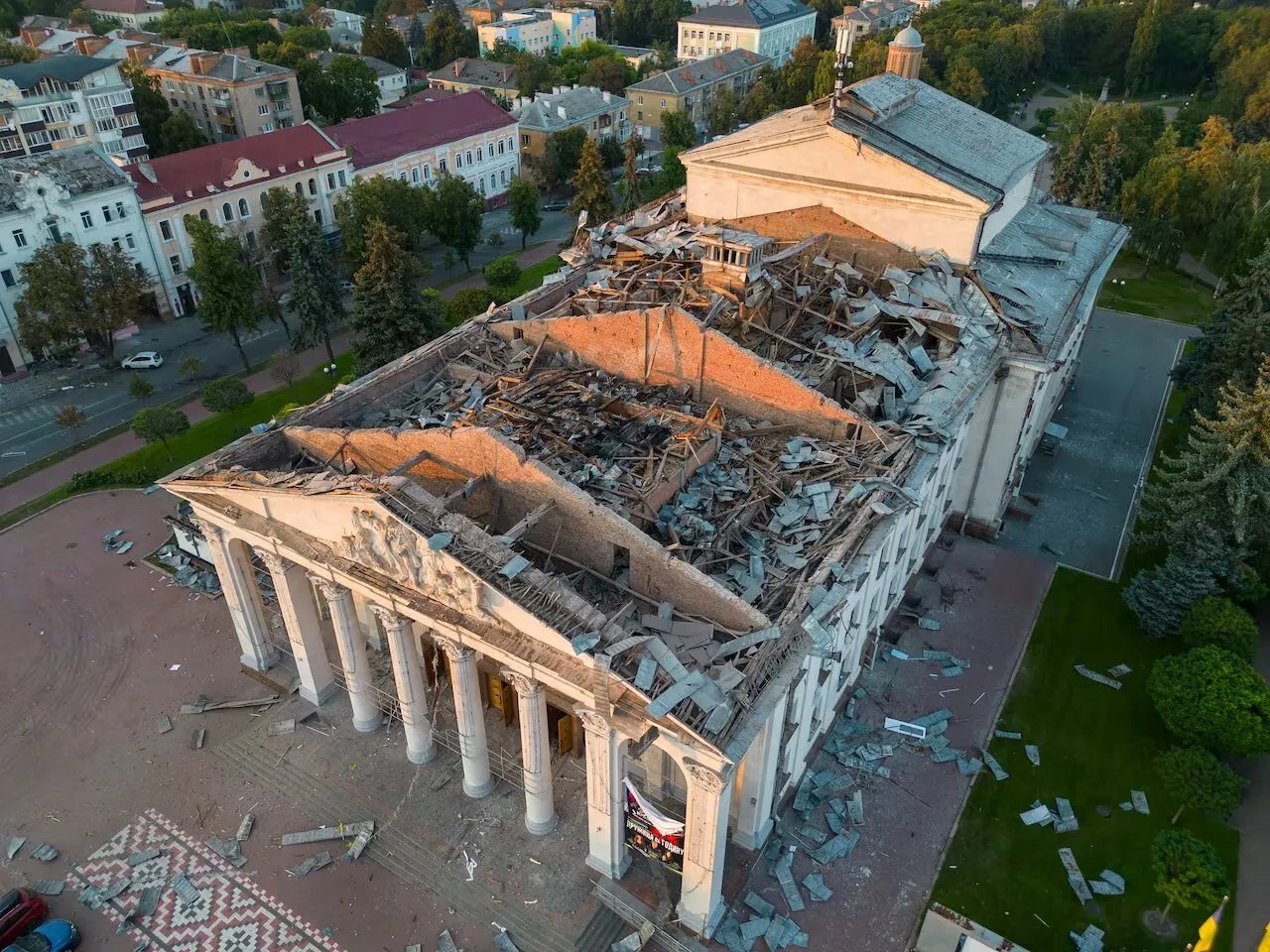 Зруйнований драмтеатр у Чернігові 19 серпня Зруйнований драмтеатр у Чернігові 19 серпня