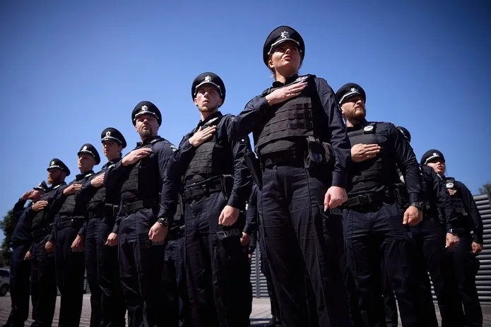 Хвилина мовчання, залпи пострілів, квіти біля пам’ятних меморіалів ...