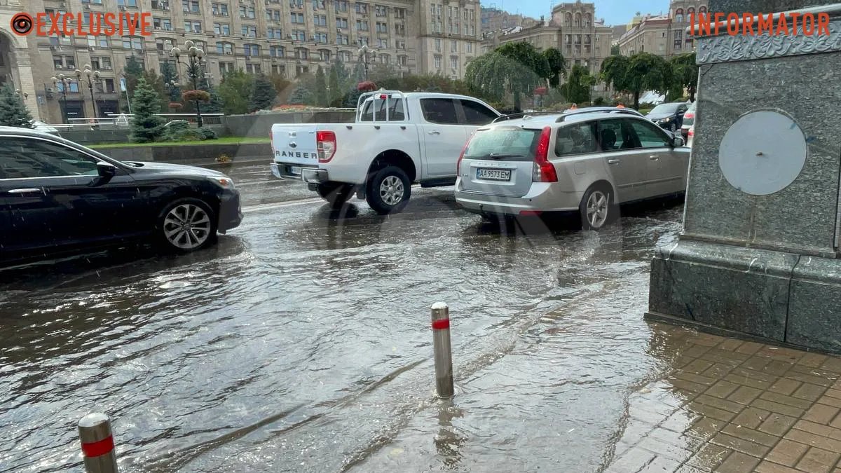 Киев затопило после мощного ливня: машины проплывают по дорогам столицы.  Видео