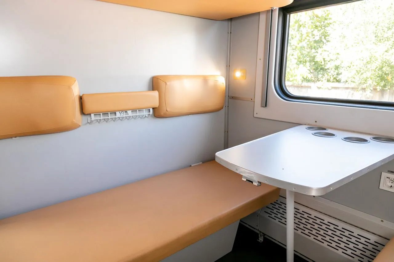 В модернизированных вагонах есть удобные розетки В модернизированных вагонах есть удобные розетки