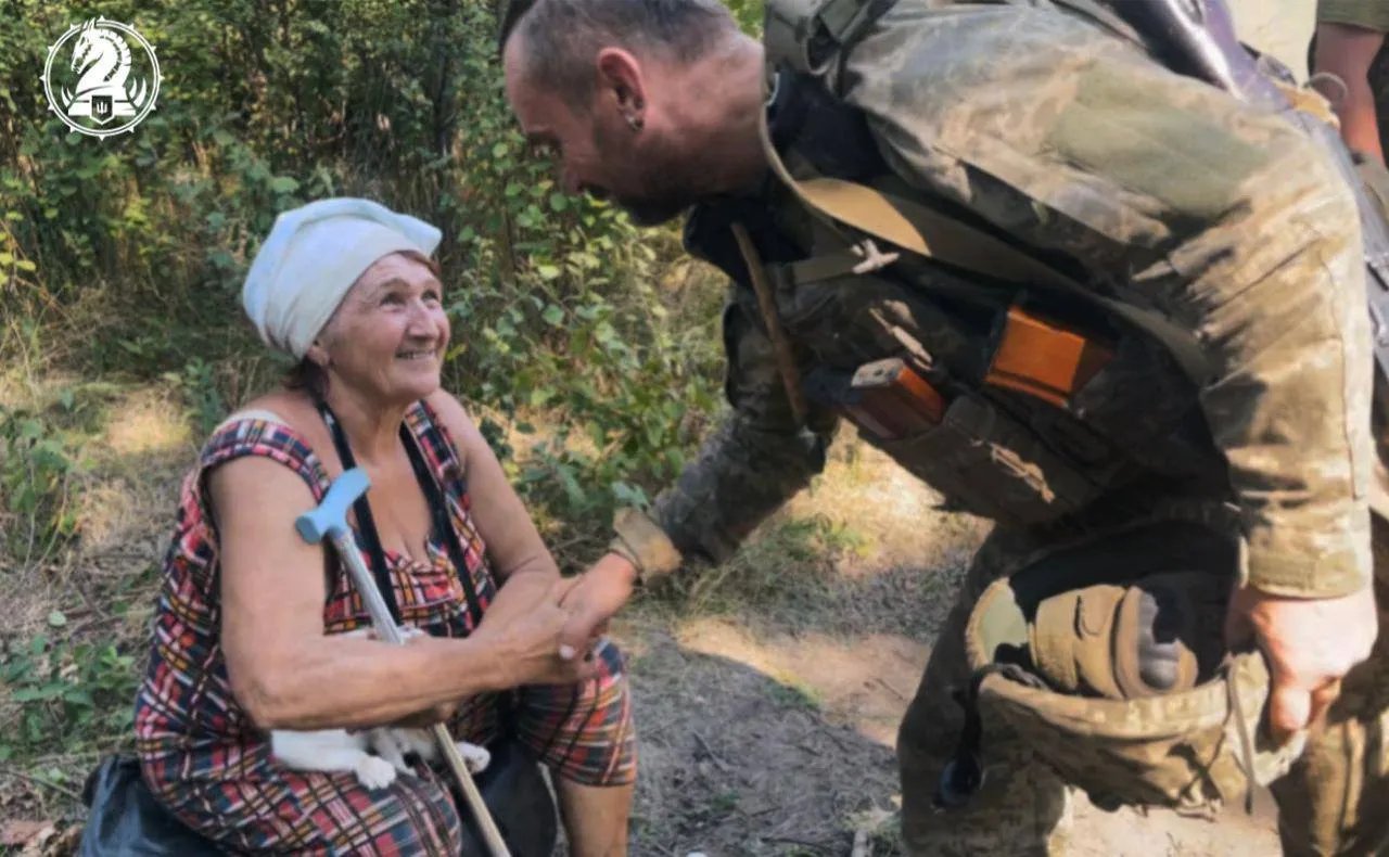 Бабушка искренне радуется тому, что увидела украинских защитников Бабушка искренне радуется тому, что увидела украинских защитников